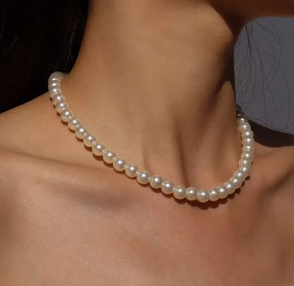 Classic pearl choker
