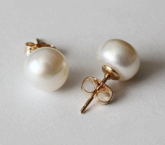 Classic pearl stud earrings
