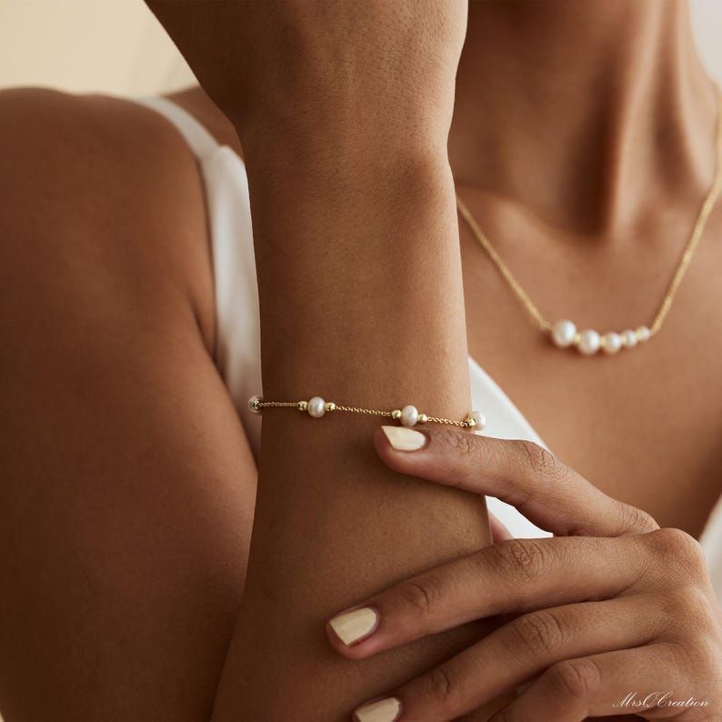 Dainty pearl  chain bracelet