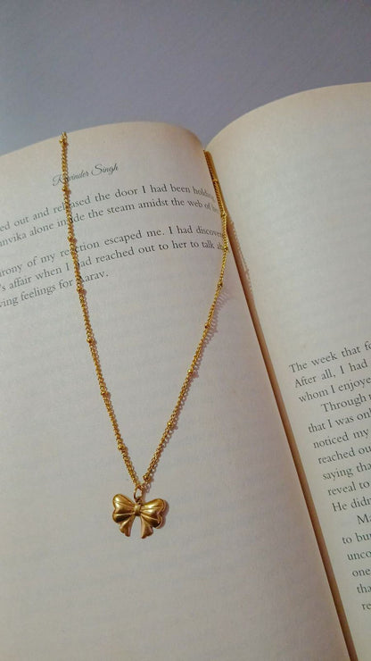 Bow pendant necklace
